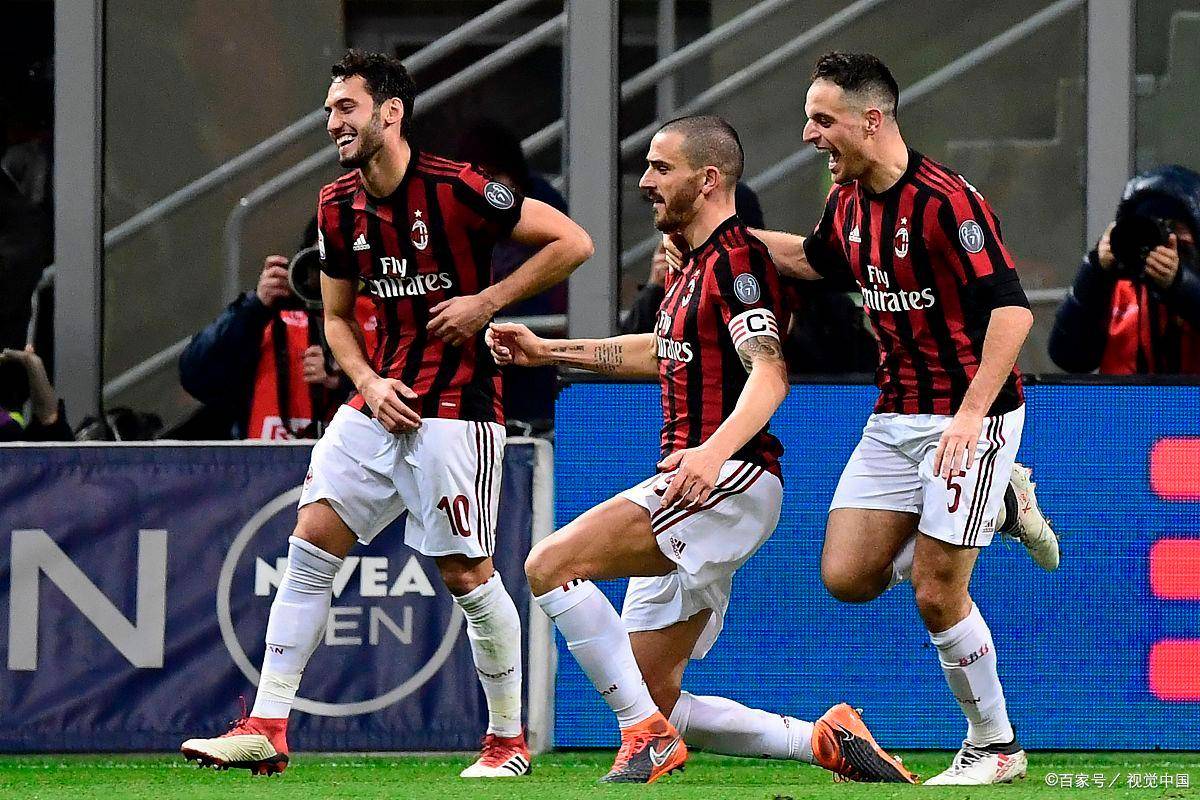 如此魔人怎能不爱？哈兰德装扮成圣诞老人为曼城小球迷派送礼物（哈兰德化身圣诞老人给曼城小球迷送礼，这样的魔人谁会不爱？）