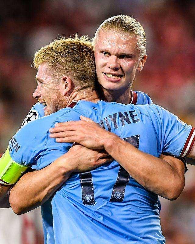 前锋远射破门，球迷现场尖叫