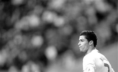 劳塔罗本赛季34次射门意甲第三，6次错失绝佳机会数意甲第二（劳塔罗本季34次射门居意甲第3，6次错失绝佳机会列第2）