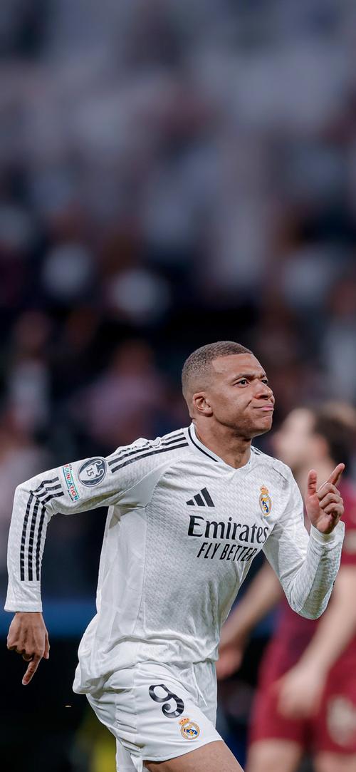 47岁苏提达率泰国队入场，穿西装系领带气宇轩昂，“艳压”欧拉弄