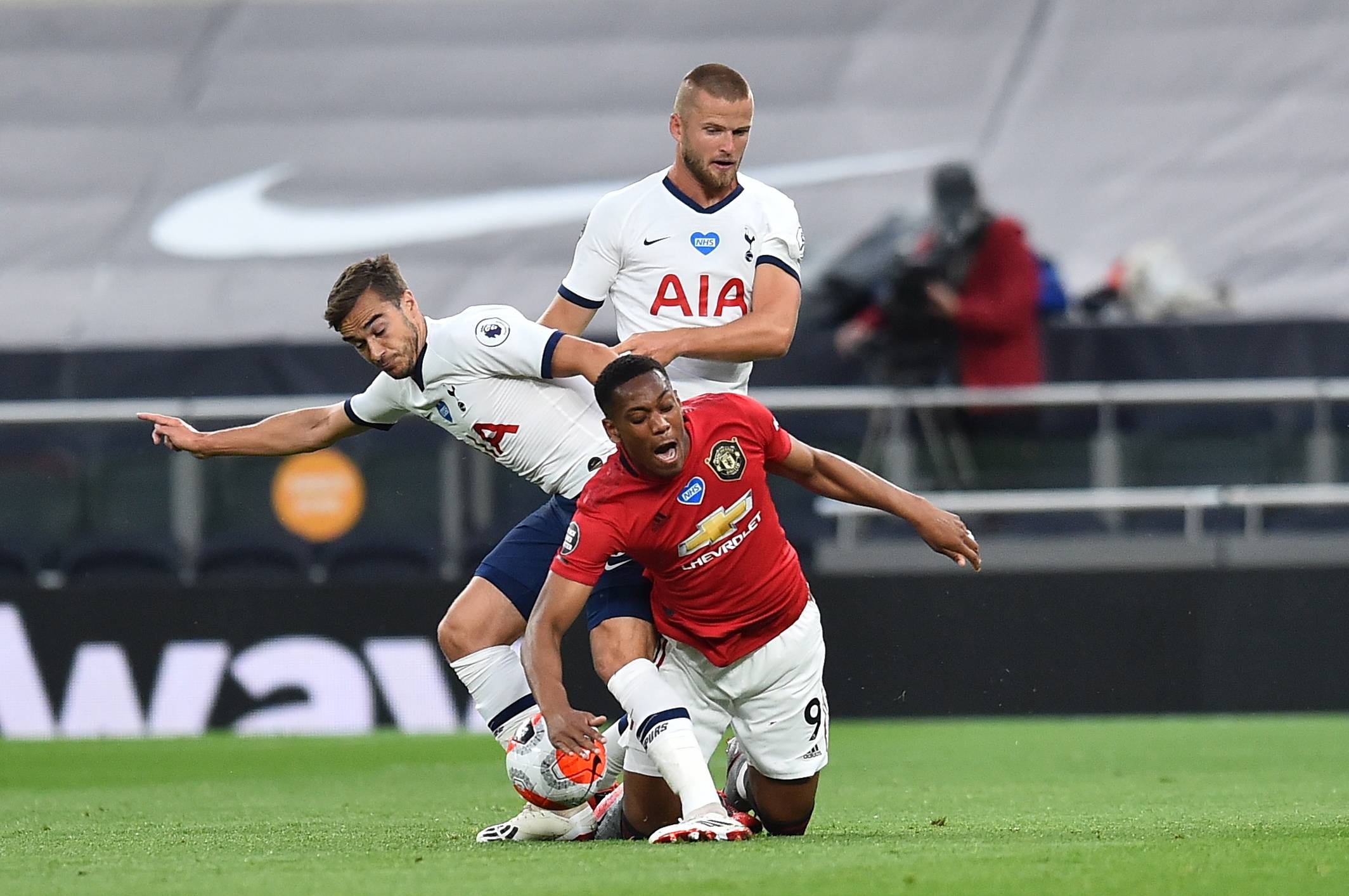 利兹联主场气势如虹，连斩蓝军创26年纪录（利兹联主场强势，连克蓝军刷新26年纪录）