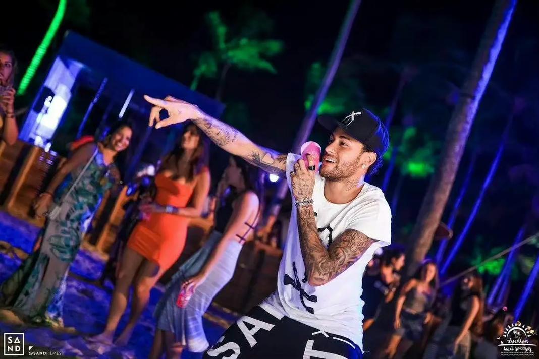 流量狂人摩根：借特朗普上位靠C罗大赚，习惯挖坑式采访