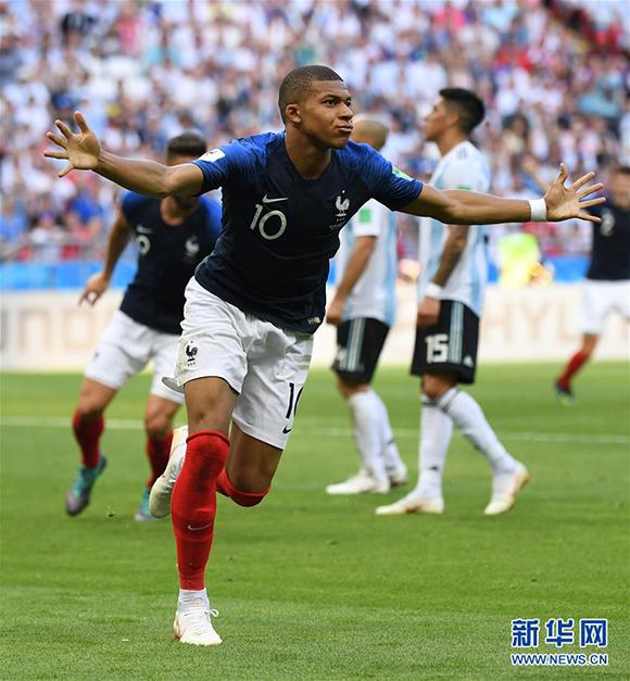 中超赛场争议判罚：VAR判罚引发讨论,（中超争议判罚再起：VAR介入引发热议）