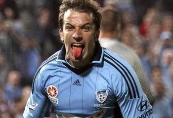 提出续约并再三挽留无果！官方：青岛海牛主帅李霄鹏离任（官方确认：续约与多次挽留未果，青岛海牛主帅李霄鹏离任）