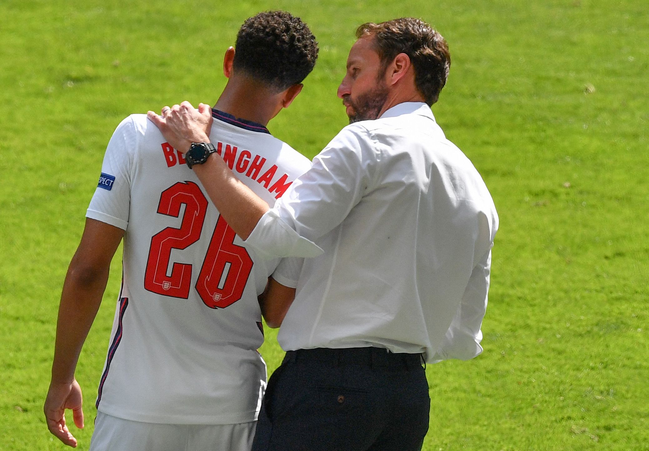 北京时间12月8日00：30，德甲联赛第13轮将上演一场关键对决，排名第三的多特蒙德坐镇主场信号伊杜纳公园球场，迎战状态火热的霍芬海姆。