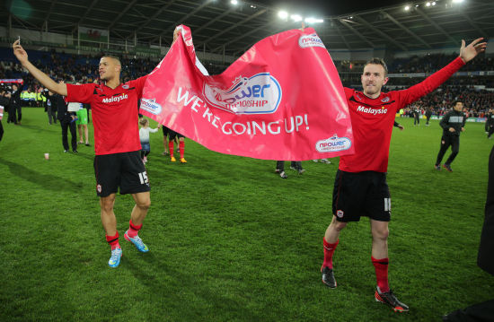 球星赛后把奖杯给队友，太暖心