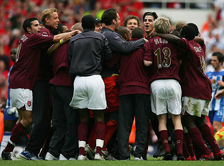 电讯报：队史传奇伊恩·拉什被送往重症监护室，利物浦送祝福（电讯报：利物浦名宿伊恩·拉什进入ICU，俱乐部致以祝愿）