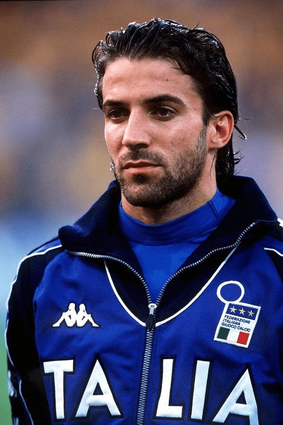 邵佳一独立带队时间不足一年半，此前曾担任国足助教