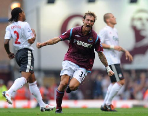 手腕骨折+肩部受伤，巴黎主席纳赛尔缠着绷带赴客场督战欧冠（手腕骨折肩伤在身，巴黎主席纳赛尔缠绷带客场督战欧冠）